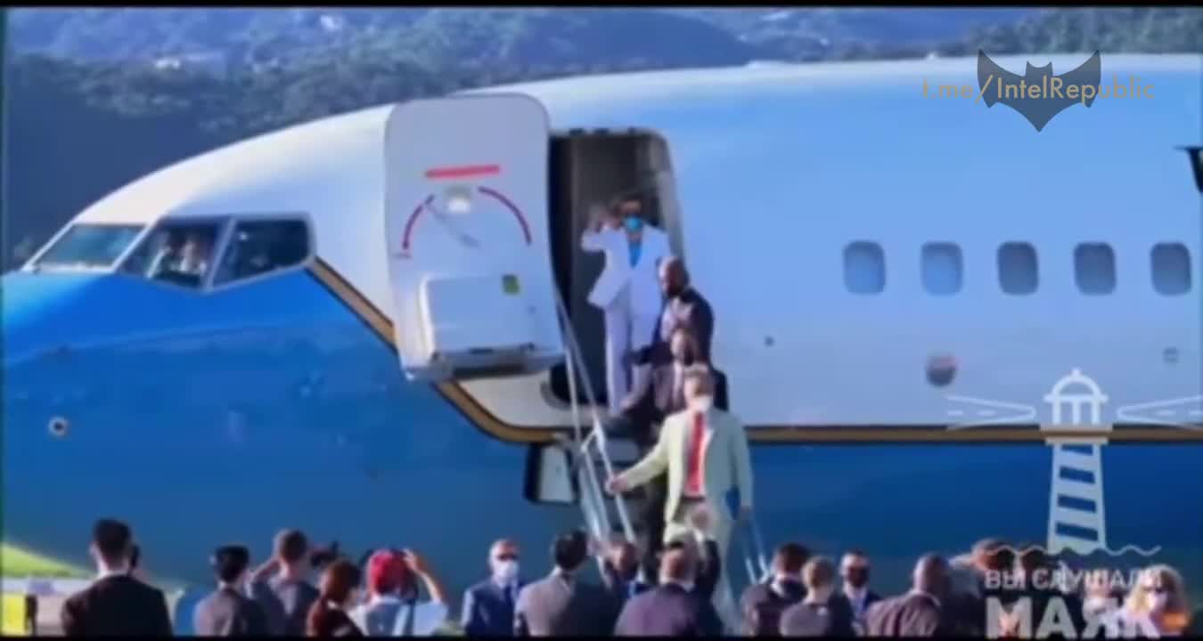 ΤΙ Ο ΜΠΑΙΝΤΕΝ ΤΙ Η ΠΕΛΟΣΙ-ΑΝΕΒΗΚΕ ΜΕ ΤΗΝ ΟΠΙΣΘΕΝ ΤΙΣ ΣΚΑΛΕΣ