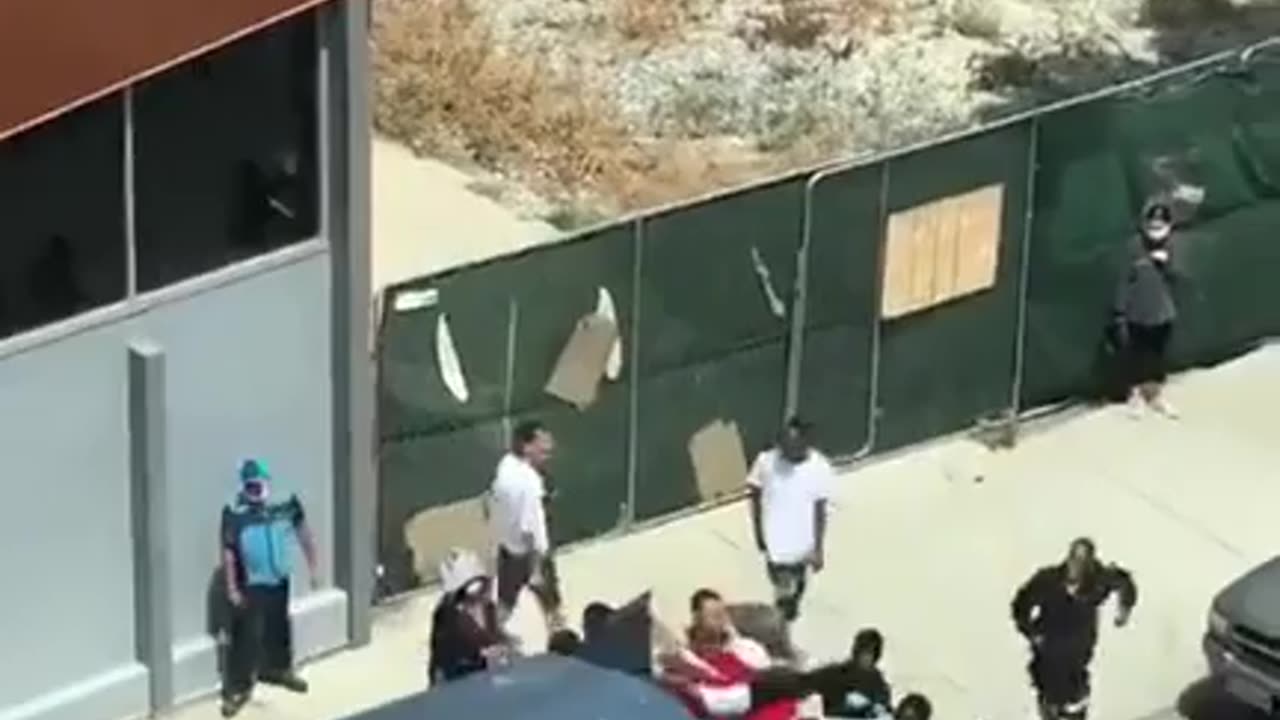 🚨WATCH: Amazon delivery was robbed in broad daylight