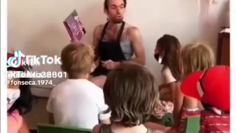 UN MAESTRO MARICON DÁNDOLE CLASES A LOS NIÑOS