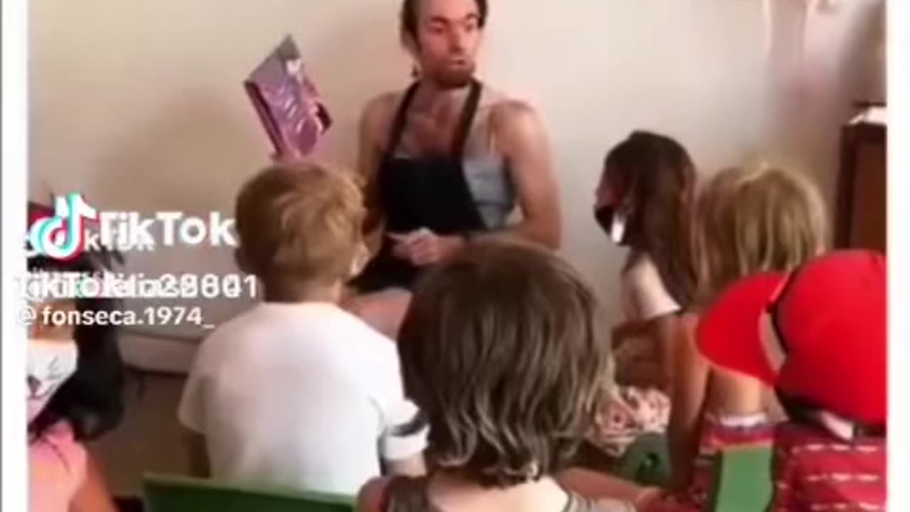 UN MAESTRO MARICON DÁNDOLE CLASES A LOS NIÑOS