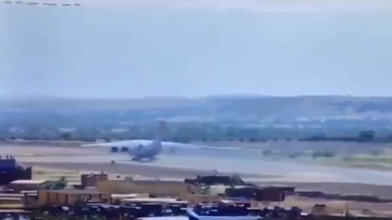 👀 A video has emerged of the crash of an Il-76 military transport aircraft