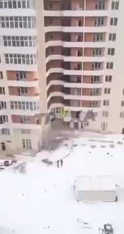 Ukrainians entrench themselves in apartment block