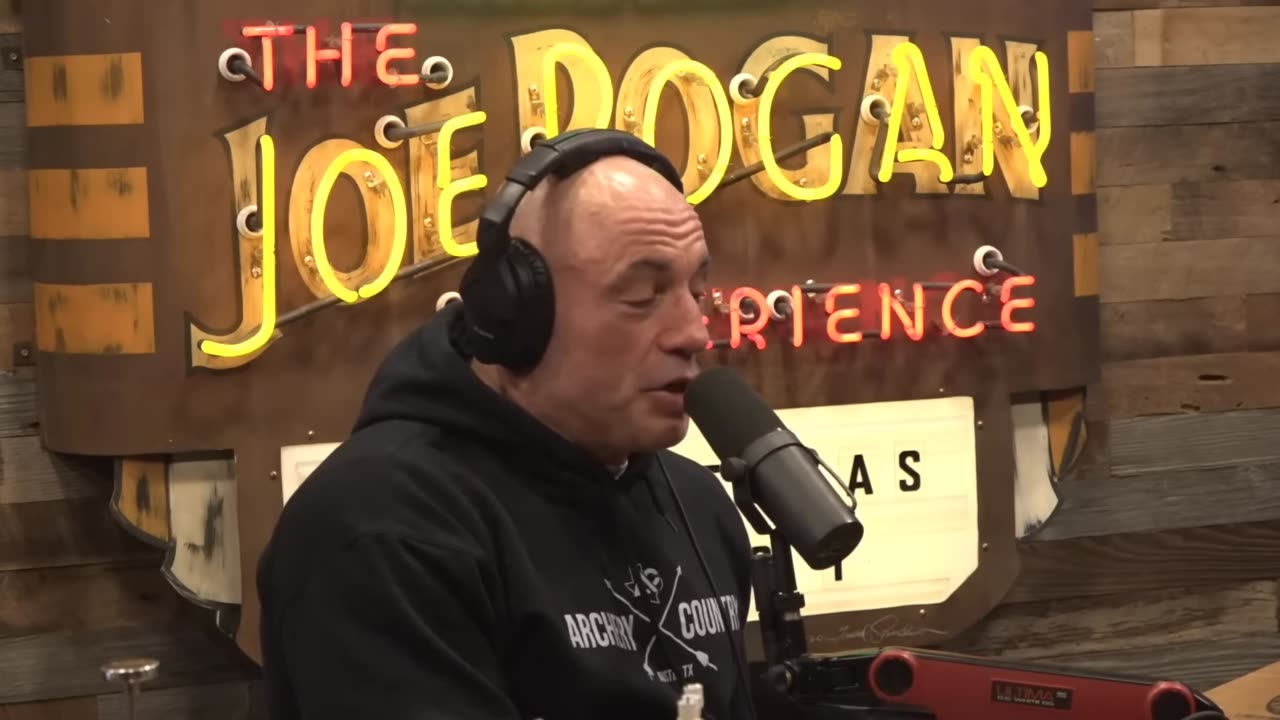 Joe Rogan ♫ They Have Green-Looking Skin ♫