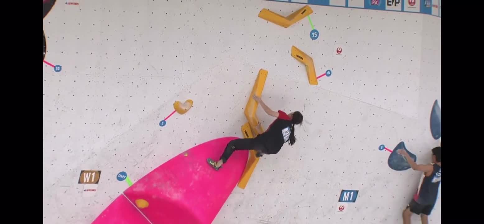 The semi-final performance of Chinese young player Luo Zhilu in the last leg of the IFSC Rock Climbi