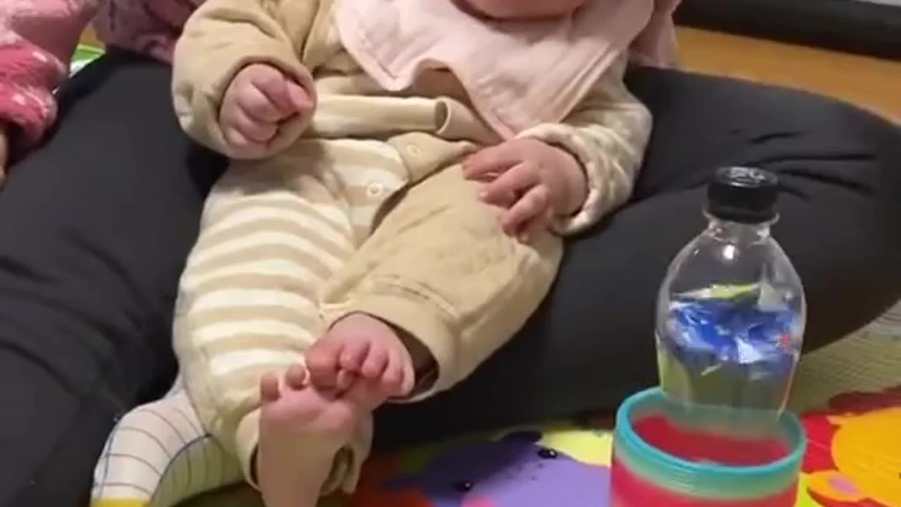 See baby hapiness while playing with mom 😅😅