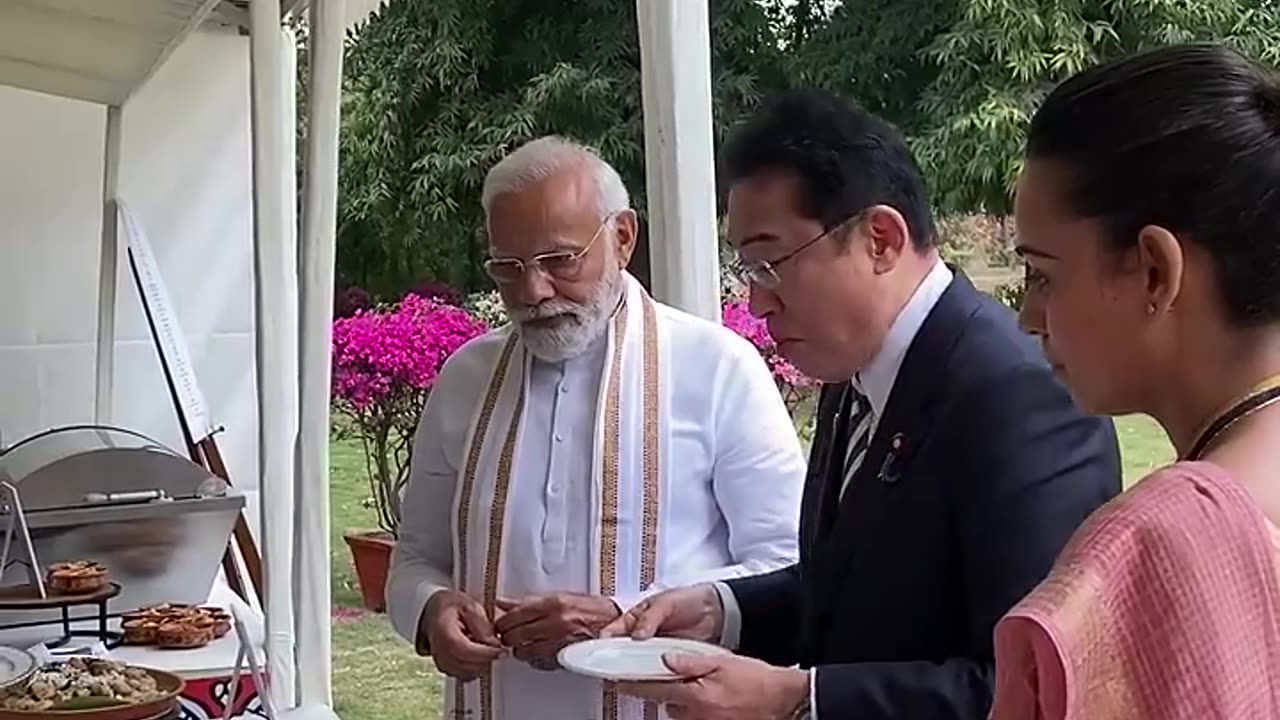 President eating golgapp with Indian prime minister