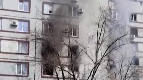 Video shows Russian missile strike on apartment building