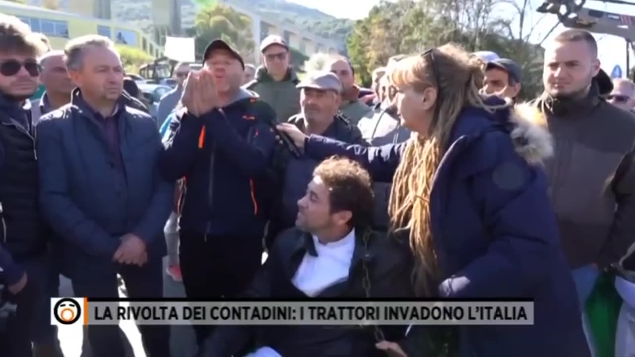 LA POLIZIA SGOMBERA CON LA FORZA GLI AGRICOLTORI