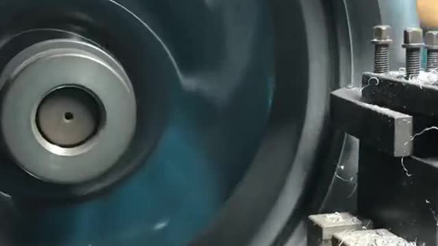 Automobile wheel hub grinding maintenance car repair