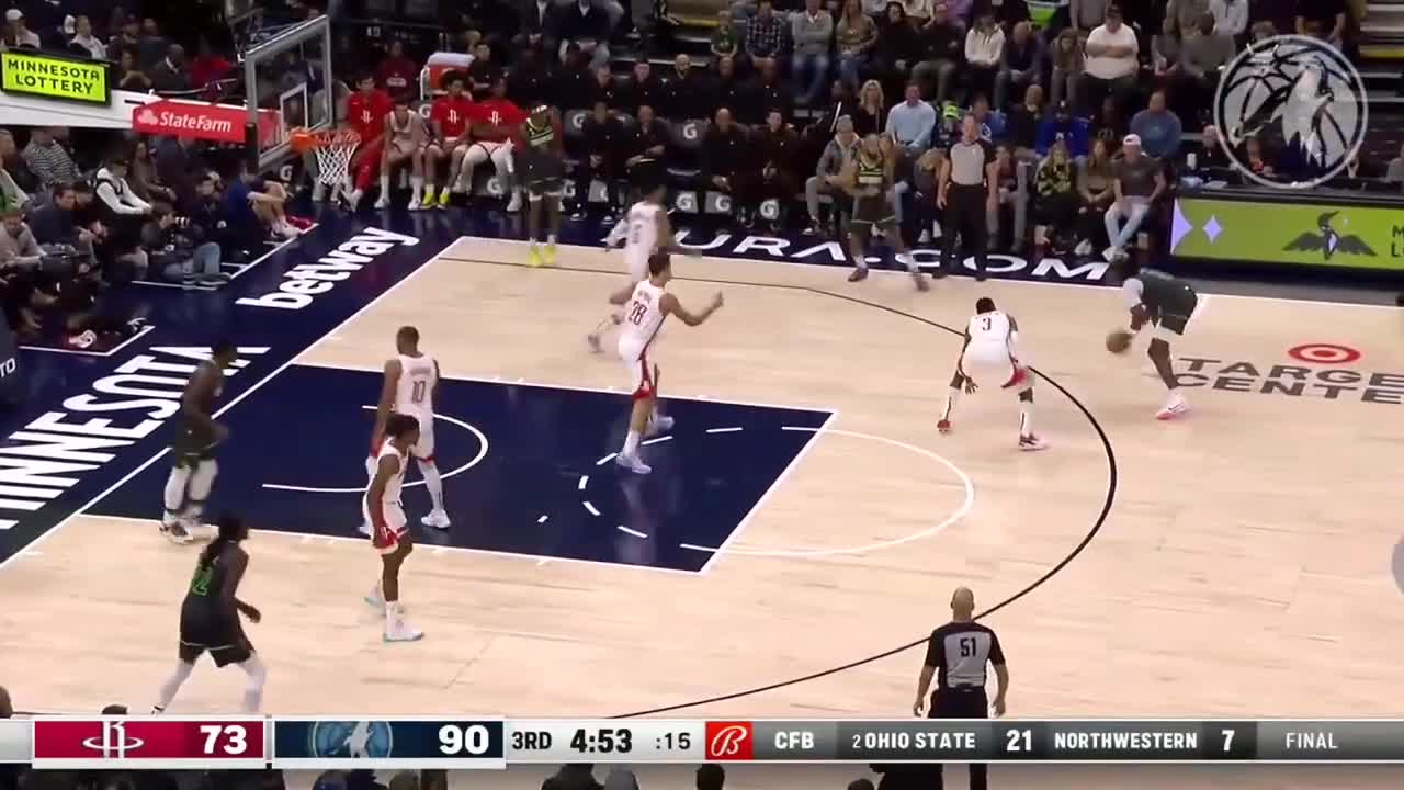 Jaden McDaniels handed Alperen Sengun the ball after posterizing him 😎