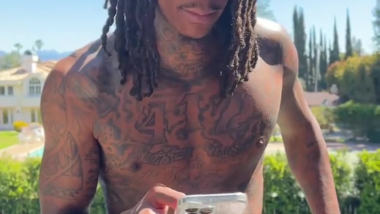 LMAOO WIZ KHALIFA ADDRESSES COMMENTS ABOUT HIS FEET