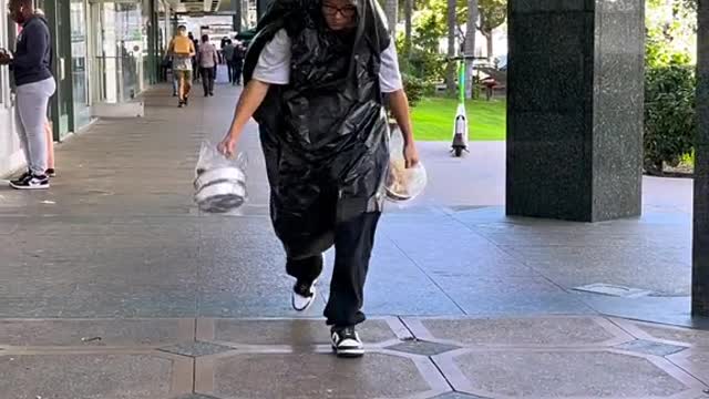 Balenciaga models gotta eat too 😂 #balenciagamodelchallenge #tiktokfoodie #lunchtime #trending