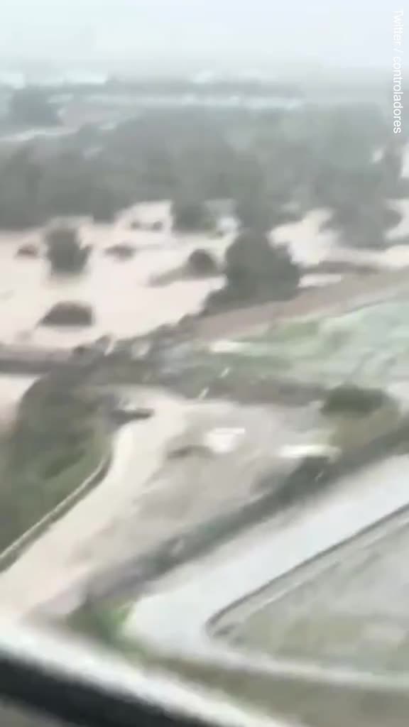 : Plane flies over flooded river before making risky landing in Malaga