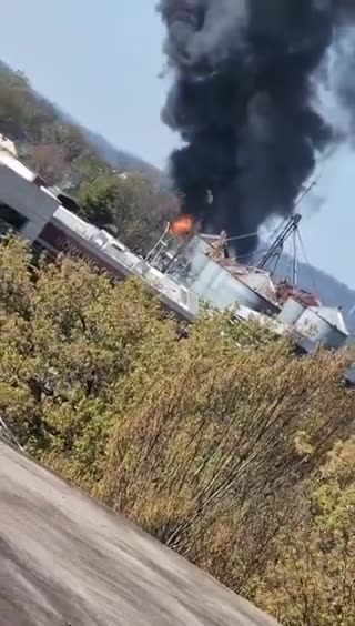 🚨#BREAKING : Large fire raging at Comfuel gas station in Bowling Green, Kentucky;