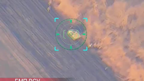 ⚡️💥Беспилотник-камикадзе поражает боевую машину пехоты DCE