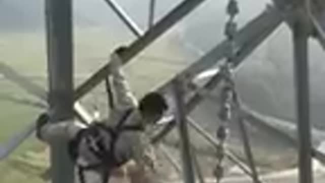 Trabajador quebrando unos discos tensores en una torre electrica‼️‼️🤯🤯⚡👨‍🔧🔨