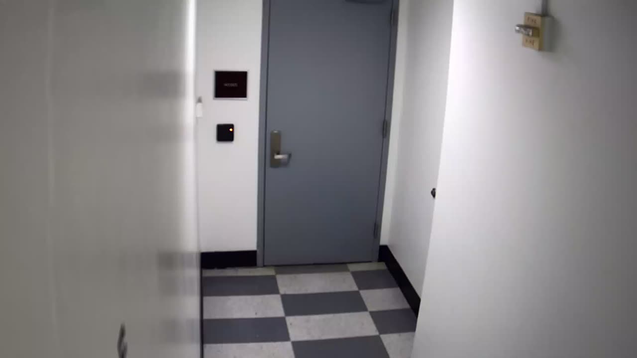 6149RHOBG3G301CStairwayLobbyEntry_2021-01-05_06h40min00s900ms.mp4