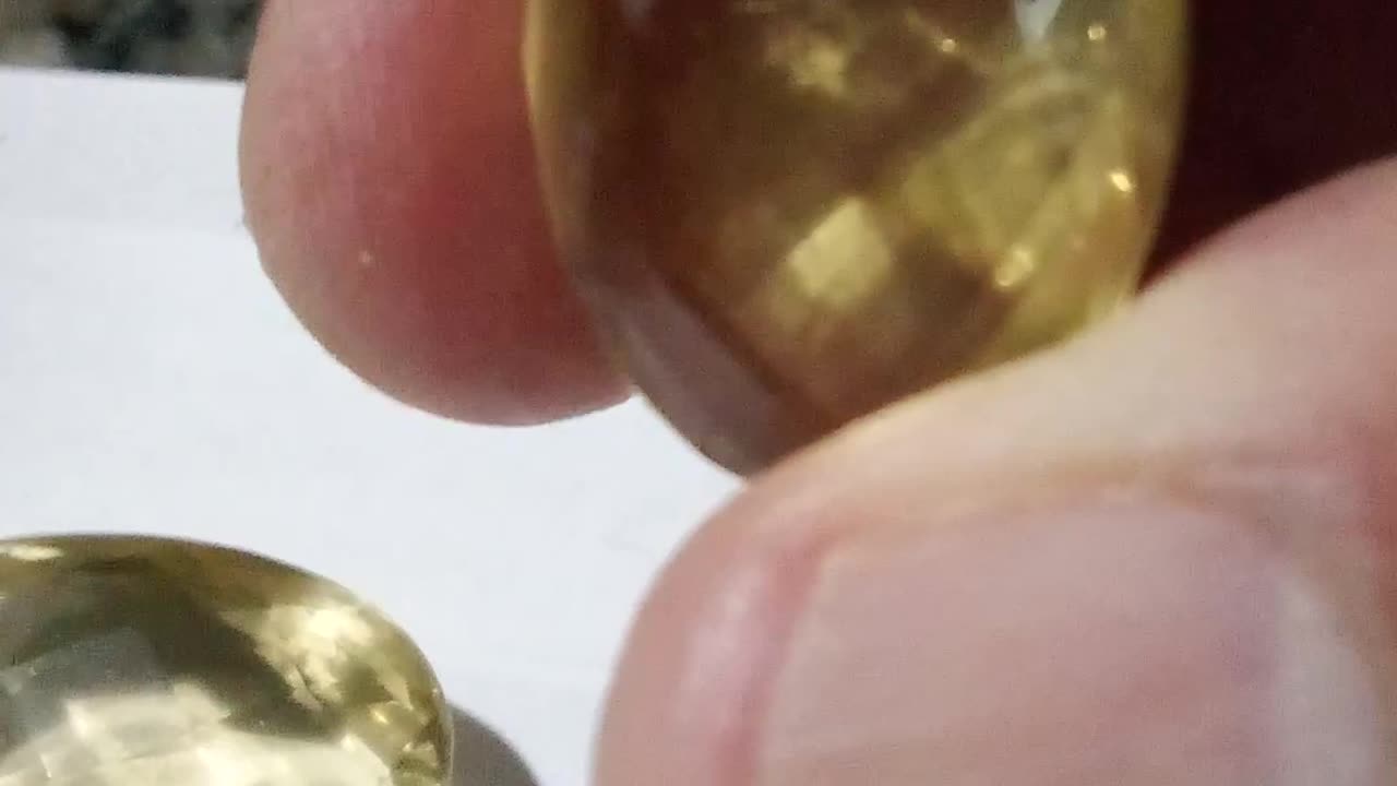 Gringond gemas duas pessas as duas tem fissuras internas da propria pedra