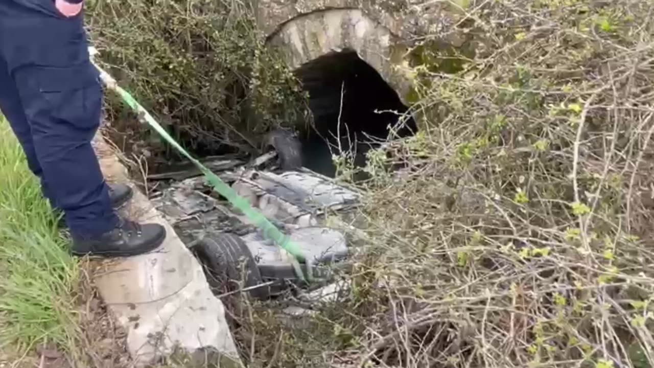 VIDEO/ Makina përfundon në kanal, dyshohet për viktima