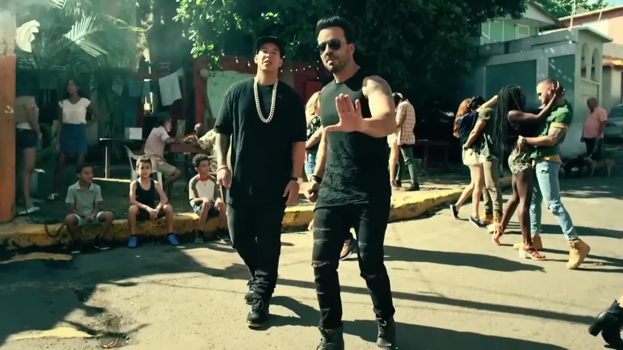 Luis Fonsi Despacito (Official Video)