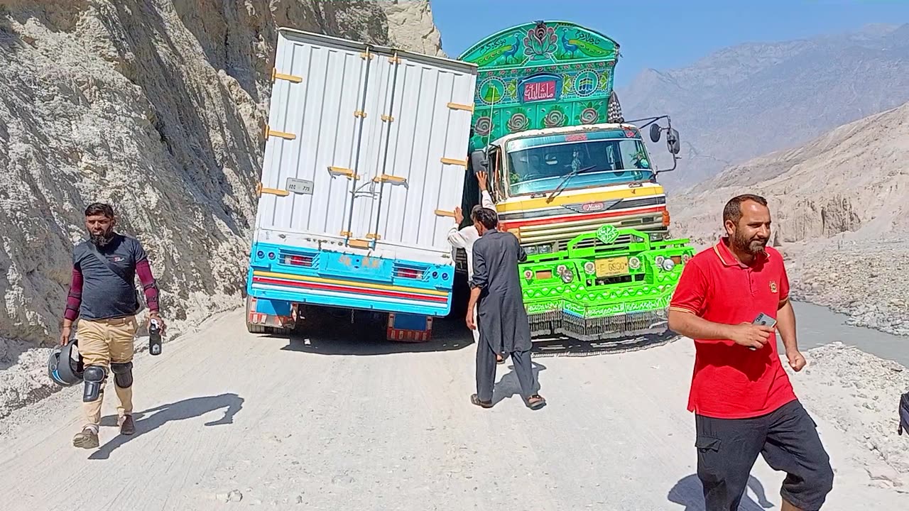 Truck accident ðŸ˜ðŸ˜ðŸ˜