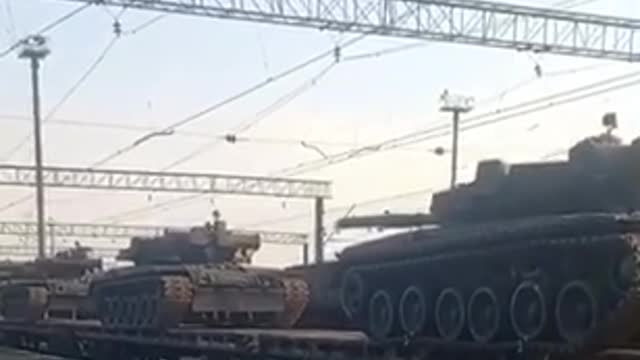 Russian T-80 tanks arriving in Lugansk.