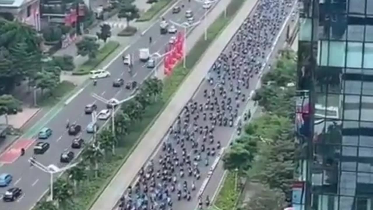 Indonesia: People rise up and flock to the offices of politicians in Jakarta