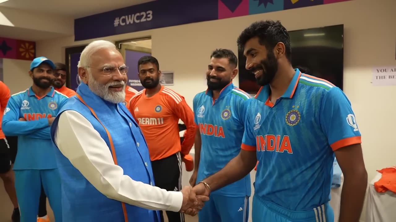 PM Modi meets the Men In Blue, comforts Indian Team after World Cup Final