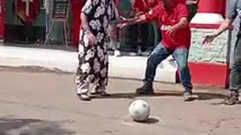 Kakek Kakek oleng nendang bola