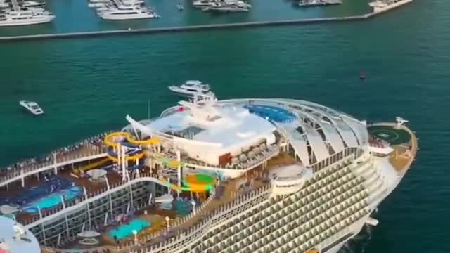 Giant cruise ships show your holiday trip from all angles