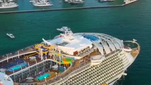 Giant cruise ships show your holiday trip from all angles