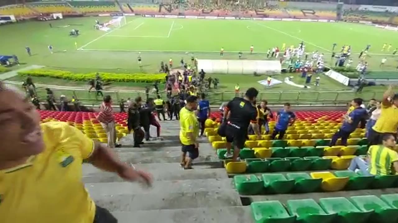 A esta hora disturbios dentro del estadio Alfonso Lopez