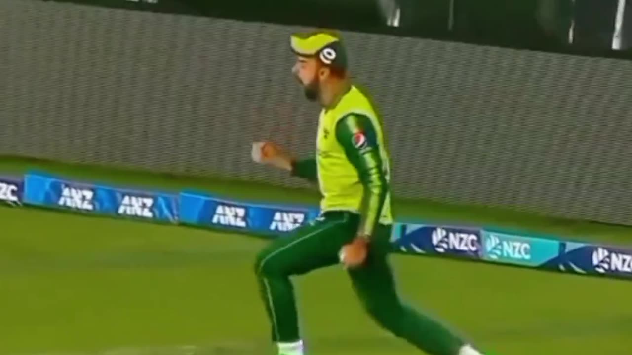 Shadab Khan Vs Mitchell Catch #shortvideo #viralshort #trendingvideo #cricketlover