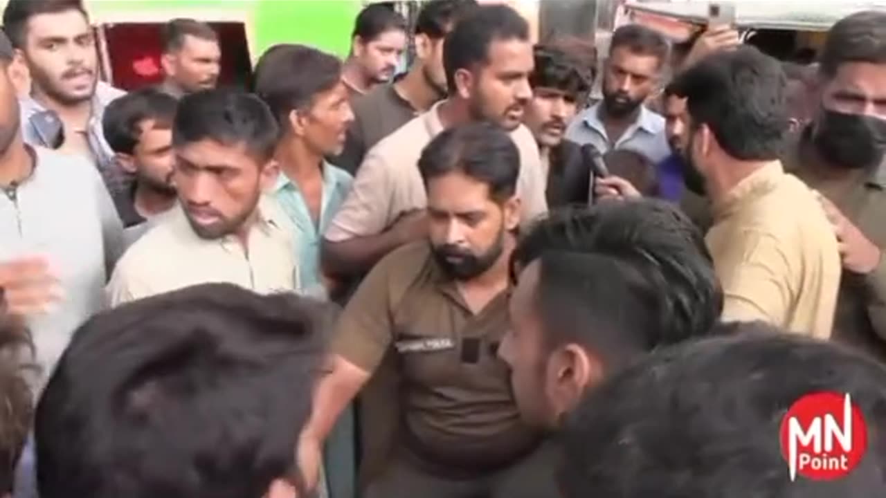 PAKISTANI POLICE OFFICER ANUSE THE REPORTER