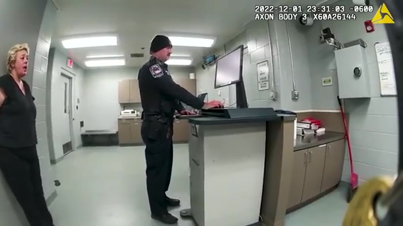 Lady Calls 911, Doesn’t Get Her Way, Punches Cops in The Face