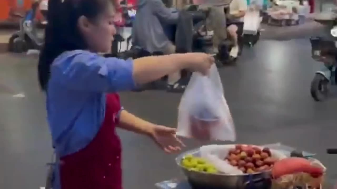 Heartfelt Gestures Between Granny and Street Vendor Captured 🌽💖👵🥘🎁❤️