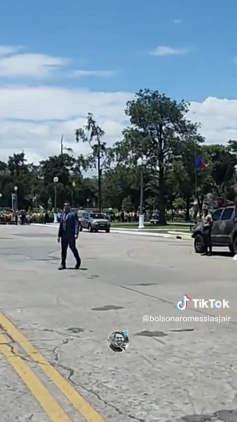 Huge crowds chanting "I authorize" as Bolsonaro greets them in Rio de Janeiro.
