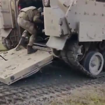 Training by American instructors of Ukrainian soldiers on the BMP M2 Bradley ODS-SA in Europe