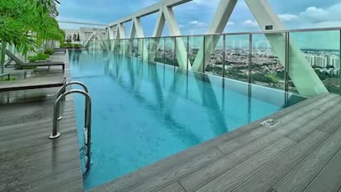 15 Absolutely Terrifying Swimming Pools