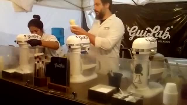 Increíble helado "Guilab" hecho con nitrógeno líquido y vendido una