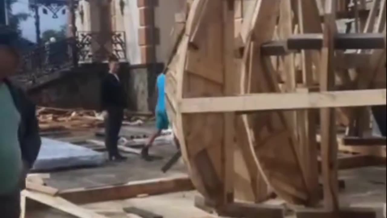 Opponents of the canonical UOC in Bukovina broke the frame of the dome