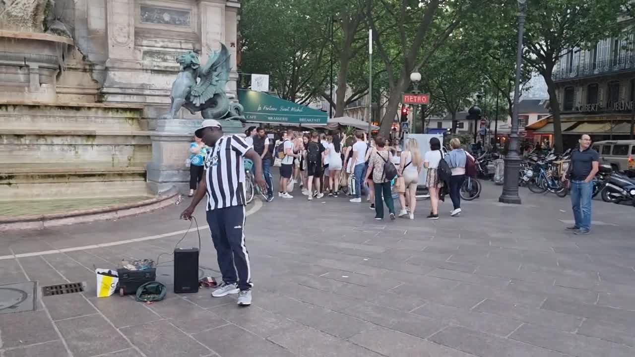 Chant et danse fontaine Saint Michel Paris mai