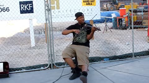 Violinist street performer in Vegas Playin No More