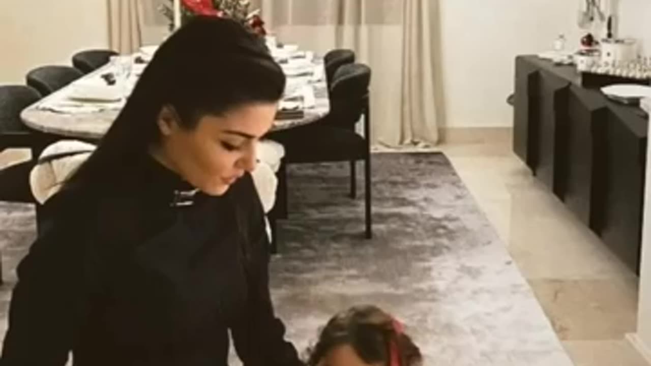 Hande ersal with daughter