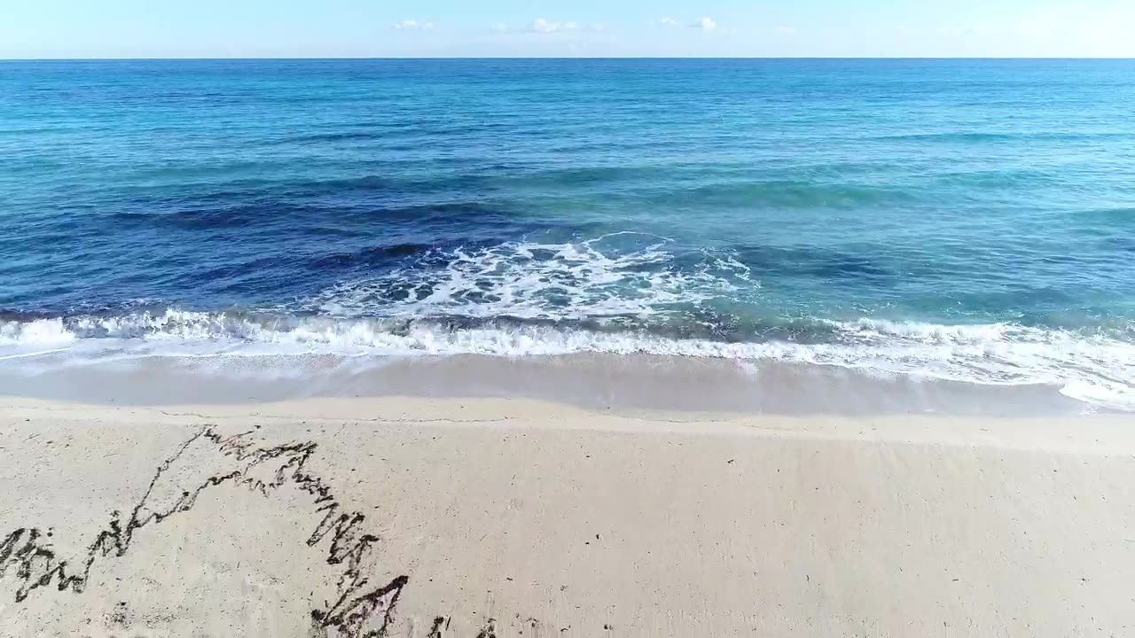 Waves coming to the beach