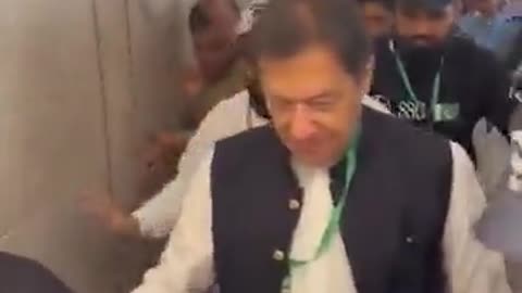 چیئرمین پاکستان تحریکِ انصاف عمران خان سپریم کورٹ سے باہر نکلتے