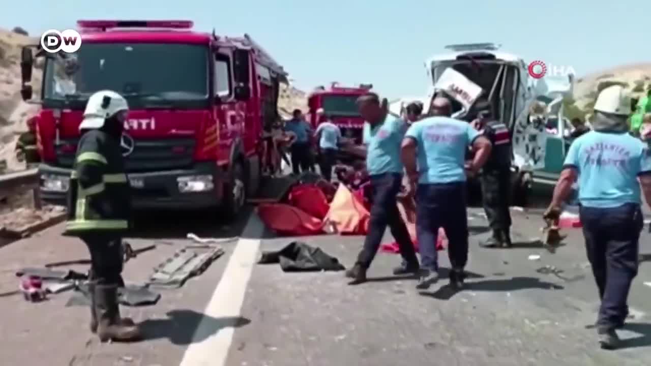 Dozens dead in Turkey after compounded road crashes | DW News