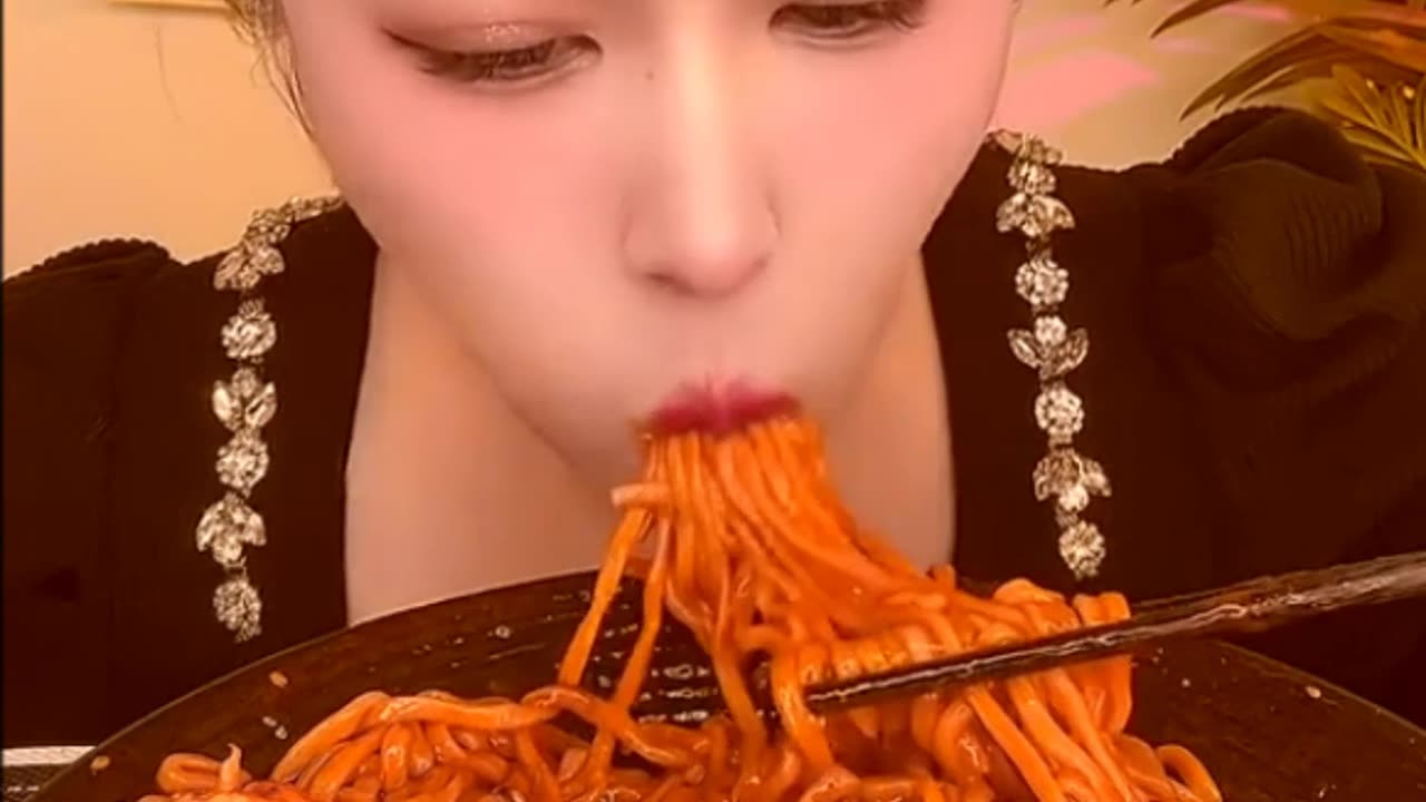 Eat noodles