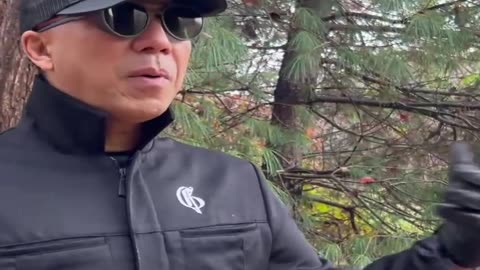 20221101文贵先生GETTR： #眼镜的故事：沼泽地管理者跟七哥在船上见面。当时要建立货币系统，国家从民主和政治制度开始靠要饭伸手，即使你们帮我那也是不现实的。应该站着富有中革命！