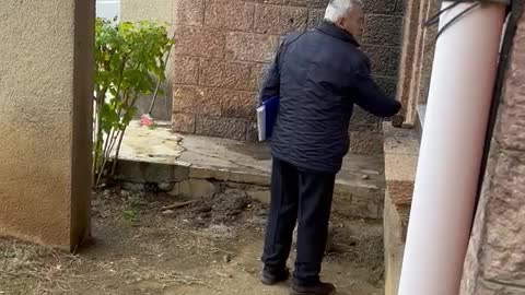 I thane apliko te e-Albania, qytetari ne Burrel thyen xhamat e Hipotekes